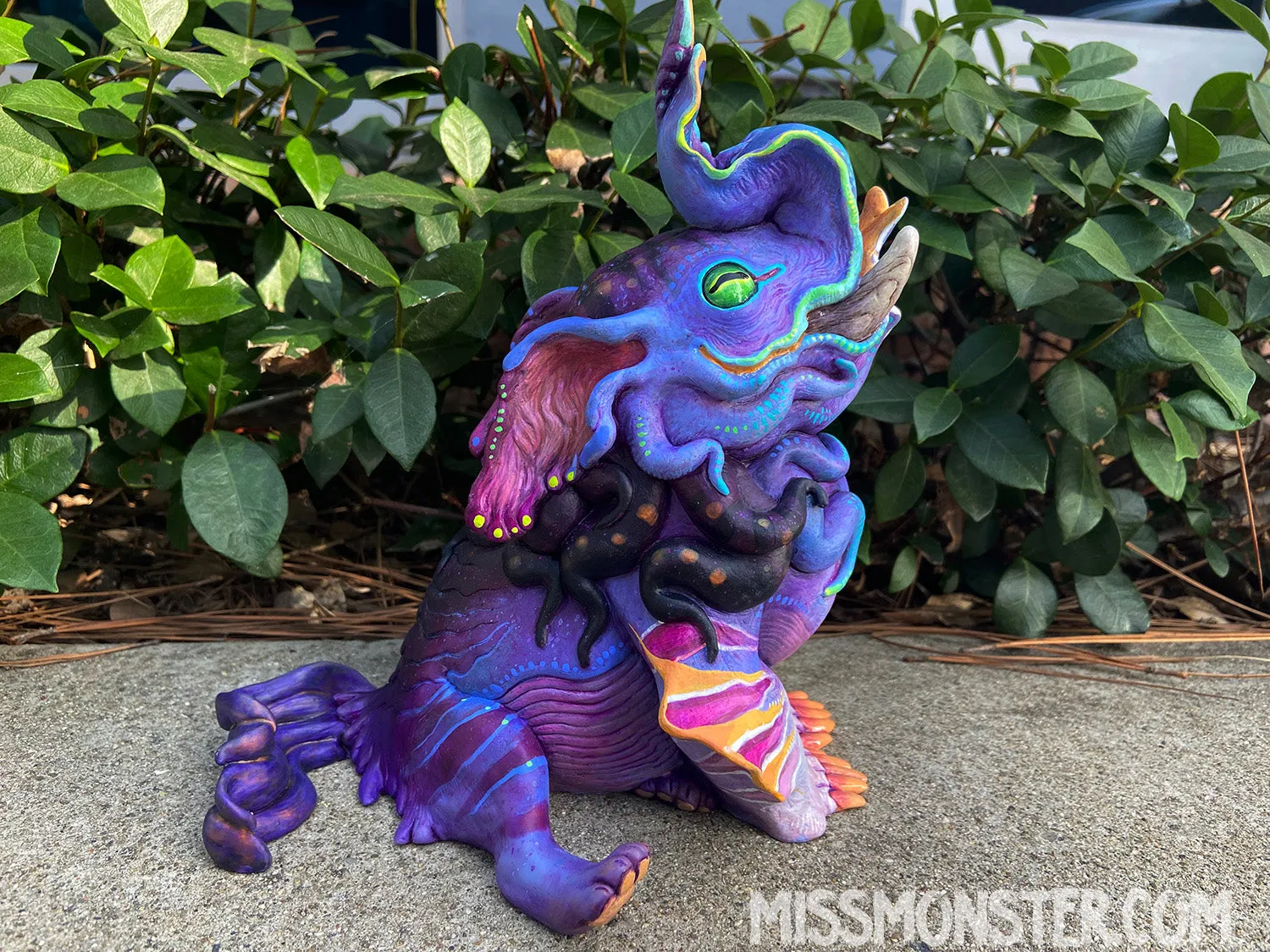 CUTTLE BAKU PAINTED FIGURE