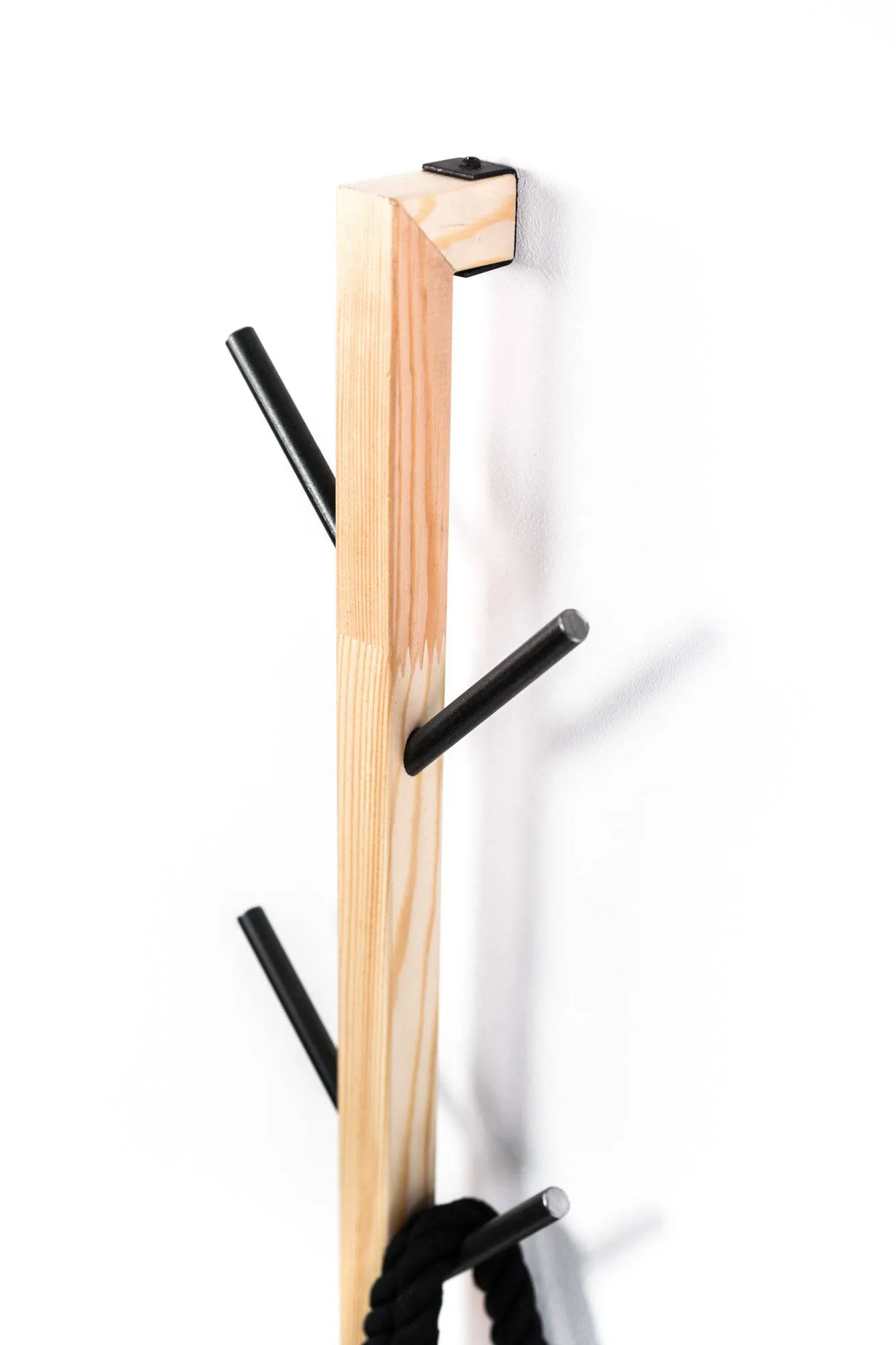 Wall hanger with metal hooks